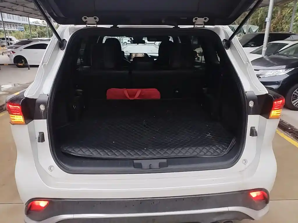 Фото 19 - Toyota Crown Kluger