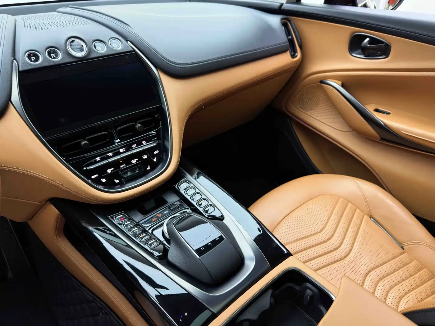 Фото 20 - Aston Martin DBX