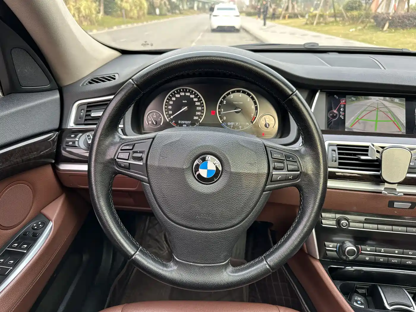 BMW 5 Series GT 2014 528i Leading фото 4