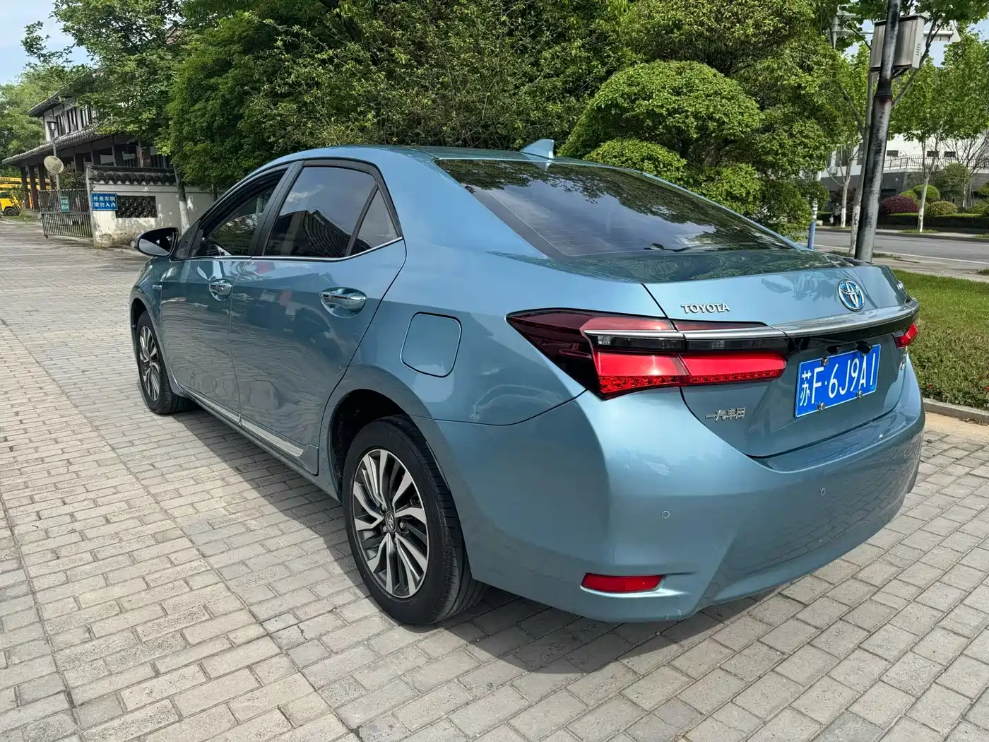 Toyota Corolla 2017 Facelift Hybrid 1.8L E-CVT Elite Edition фото 9