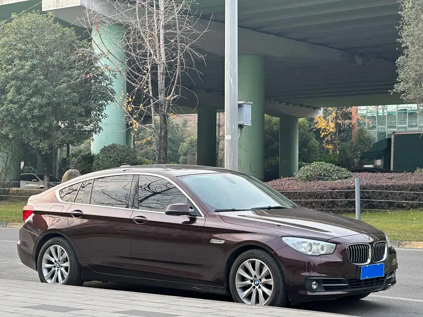 BMW 5 Series GT 2014 528i Leading фото 3