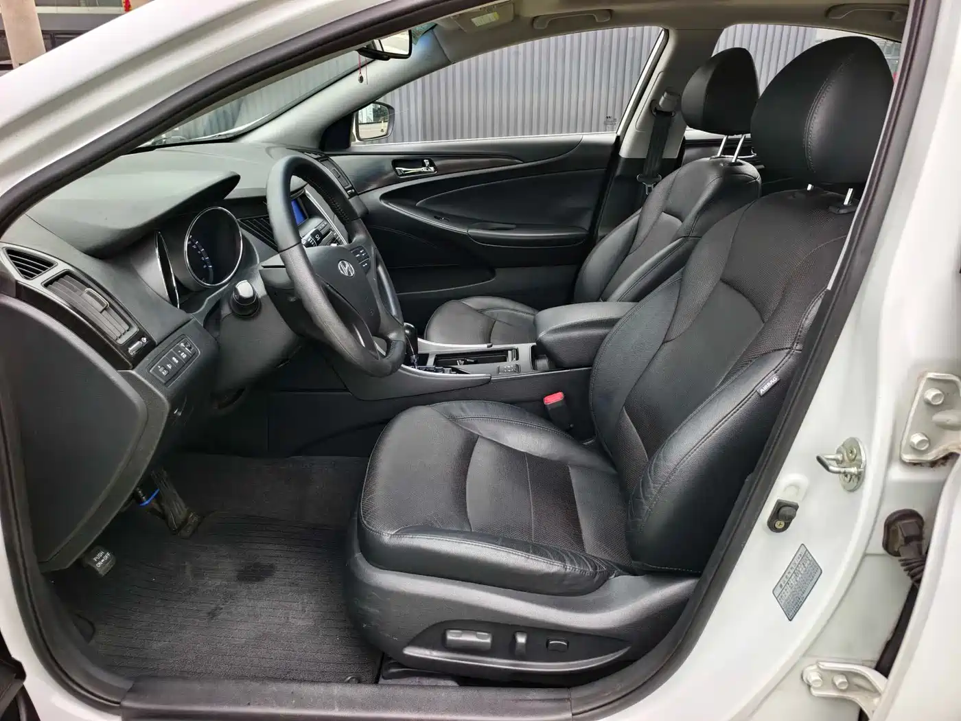 Hyundai Sonata 2011 2.0L Auto Premium Edition фото 12