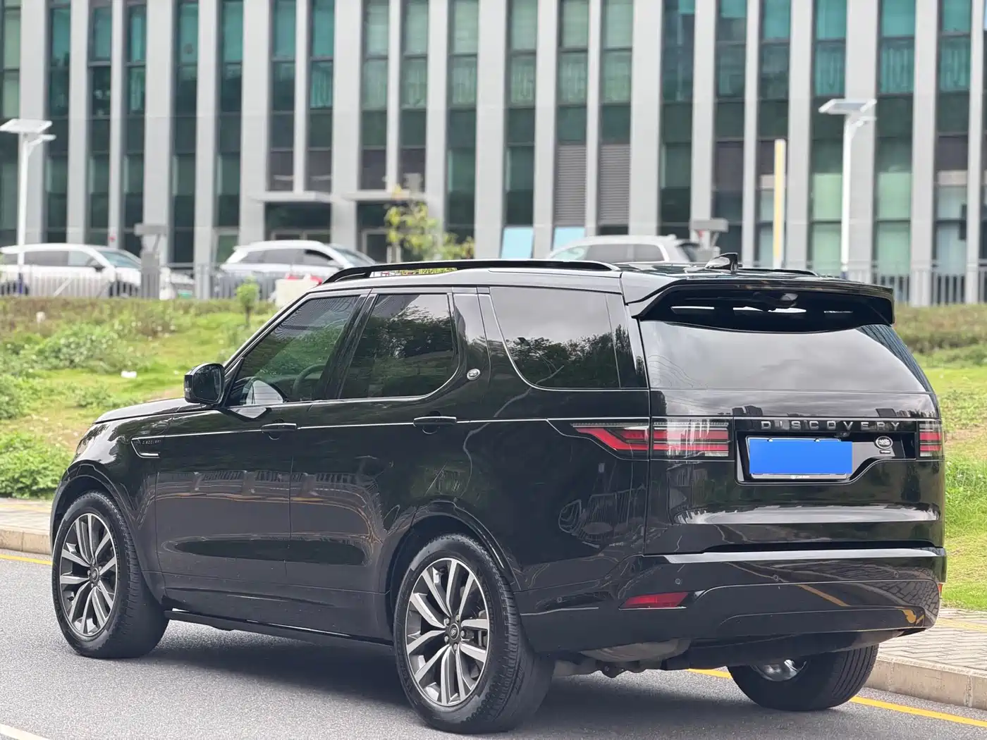 Land Rover Discovery 2023 360PS R-Dynamic SE фото 18