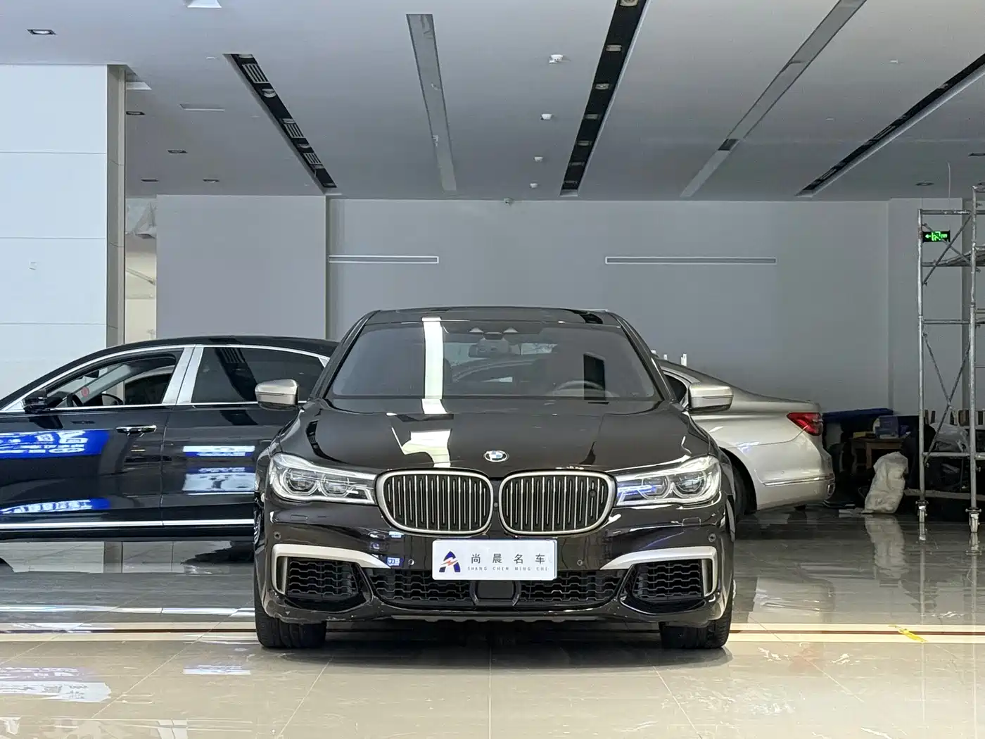 BMW 7 Series 2018 M760Li xDrive фото 2