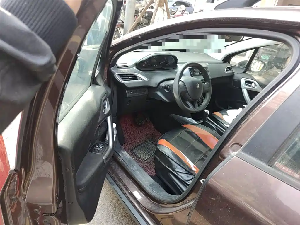 Peugeot 2008 2014 1.6L Automatic Trend Edition фото 14