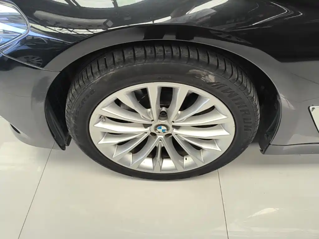 صورة 23 - BMW 5 Series