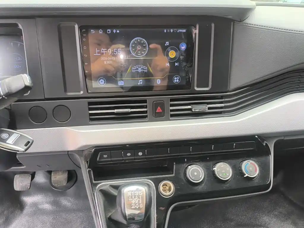 Dongfeng Yufeng Yufeng 2024 2023 V9+ 2.3T Manual FWD Van Short Wheelbase Medium Roof 3 Seater