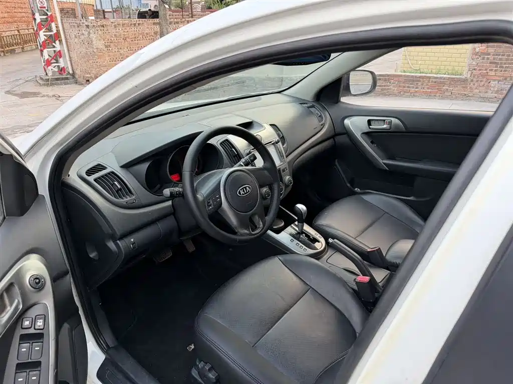 Kia Forte 2012 1.6L AT GLS Commemorative Edition фото 7