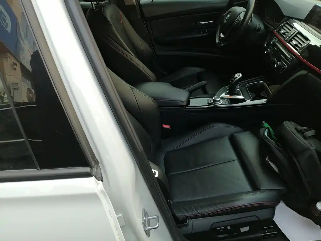 Photo 25 - BMW 3 Series