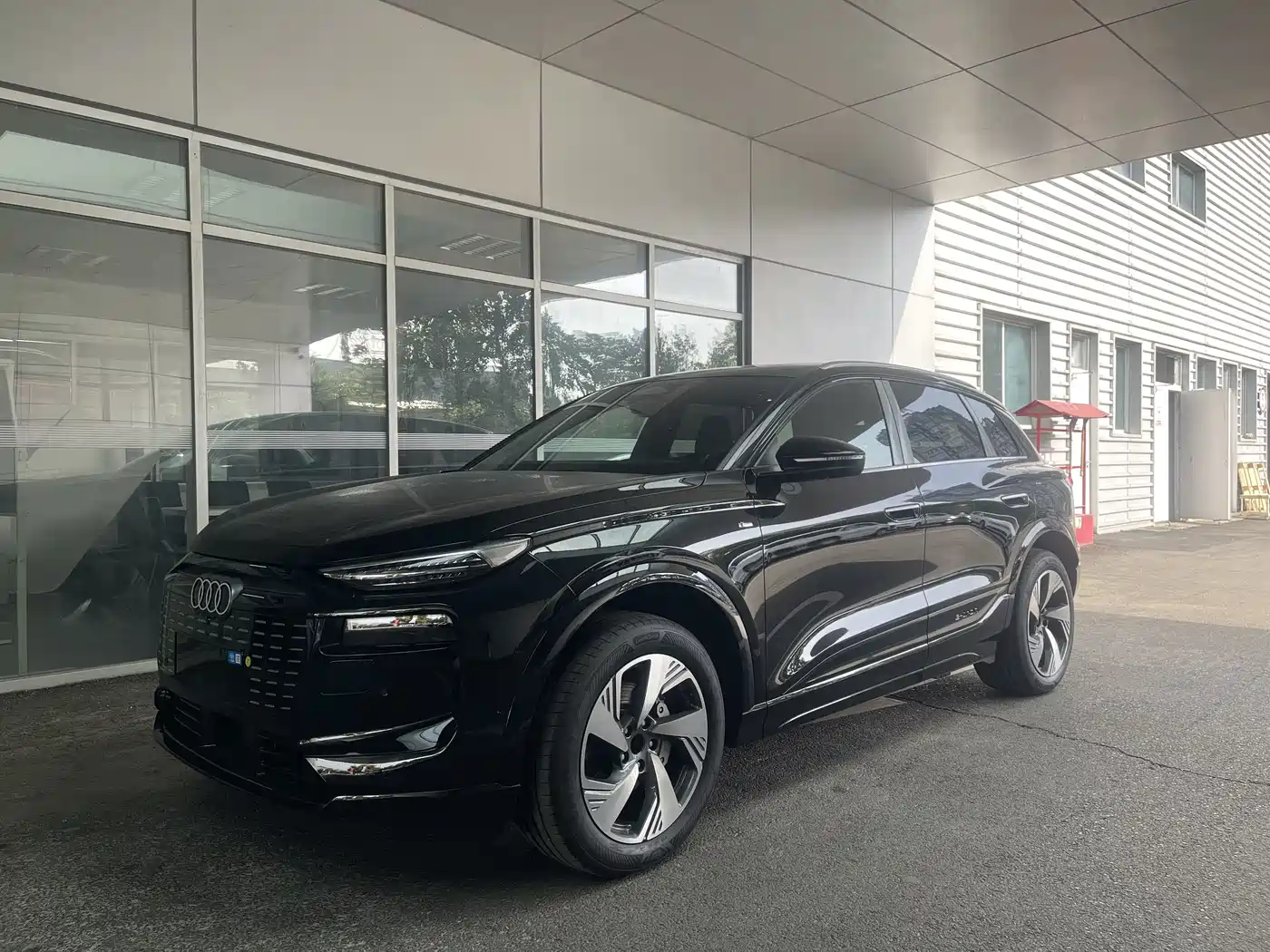 AUDI Q6L E TRON