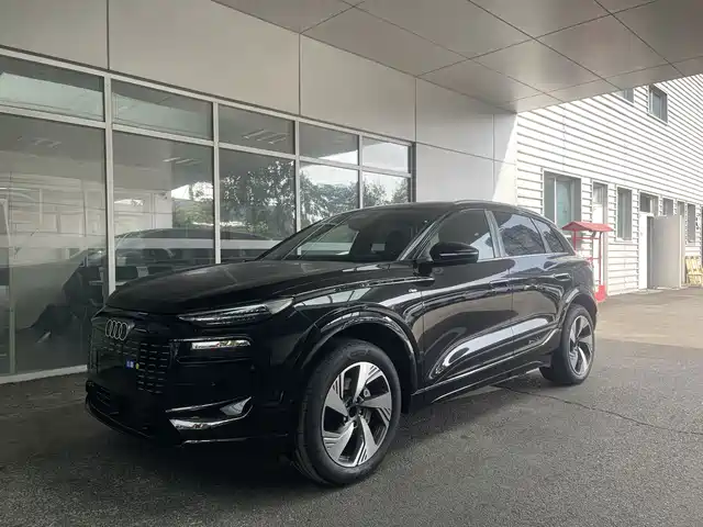 AUDI Q6L E TRON