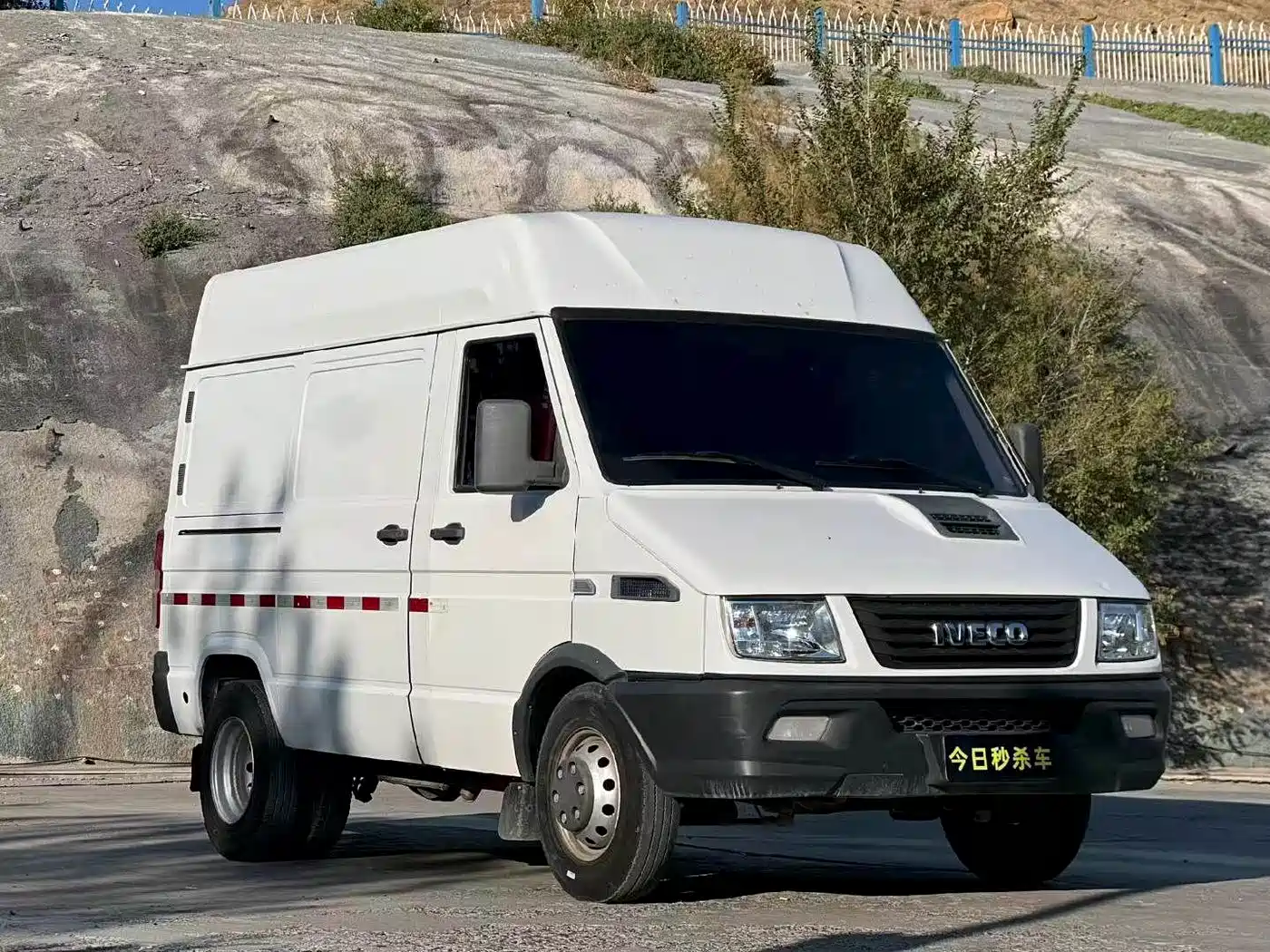 Iveco Daily 2021 2021 Model 2.8T V35 VAN Cargo Van 3 Seats Short Wheelbase Medium Roof Dual Tires Sliding Door