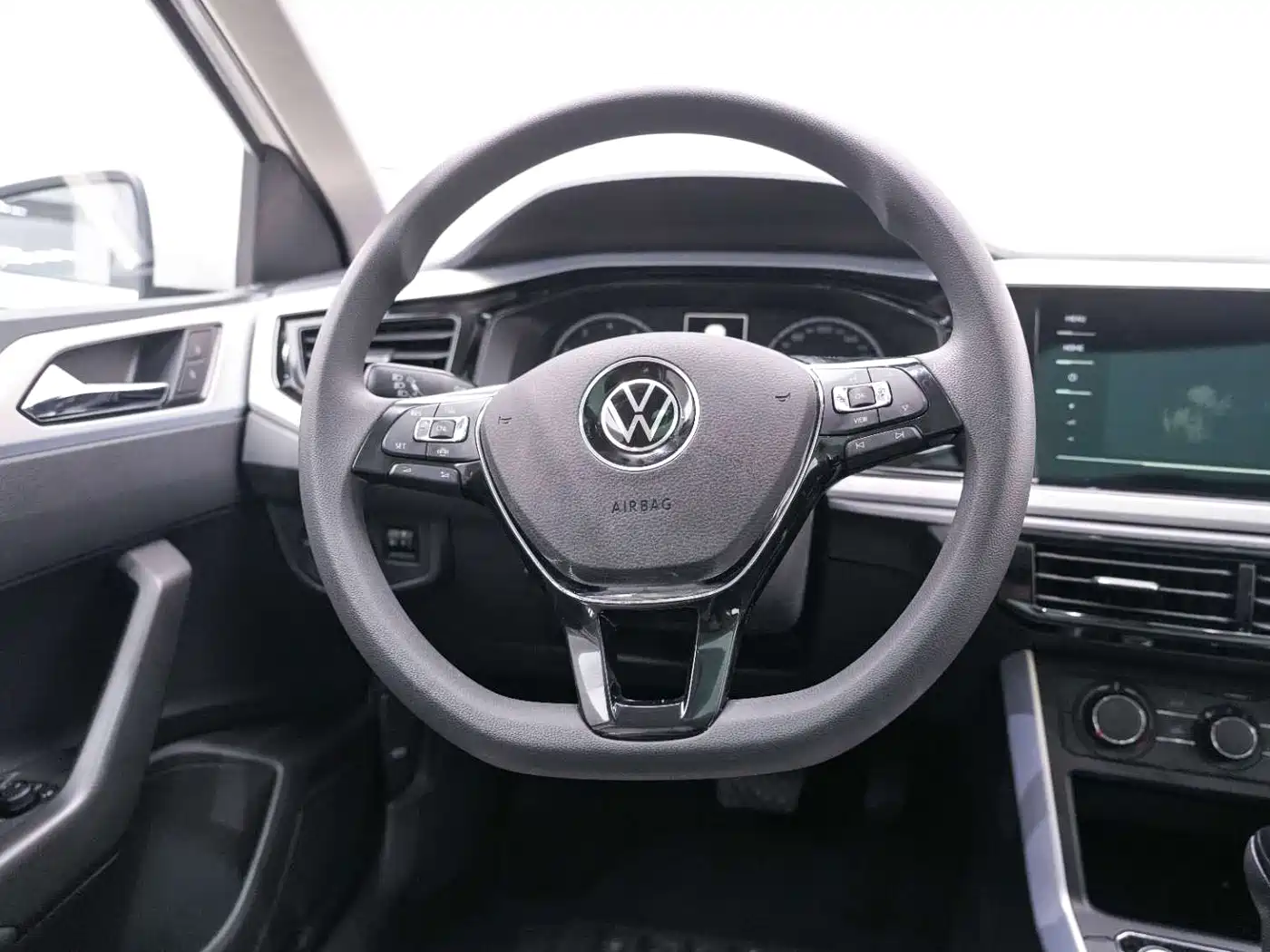 Volkswagen Polo 2021 Plus 1.5L Automatic Colorful Tech Edition фото 17