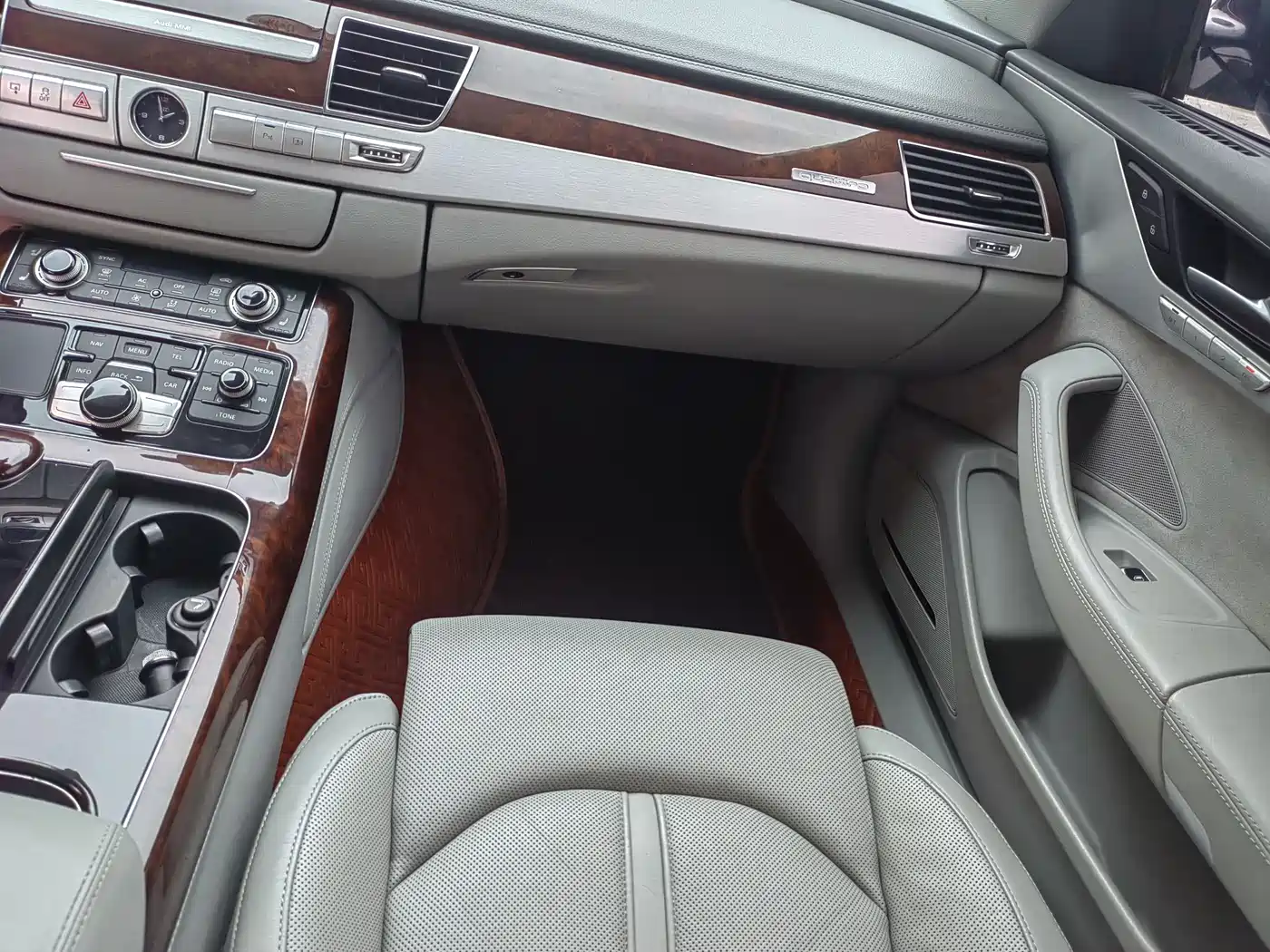 Audi A8 2011 A8L 3.0 TFSI quattro Premium (245kW) фото 18
