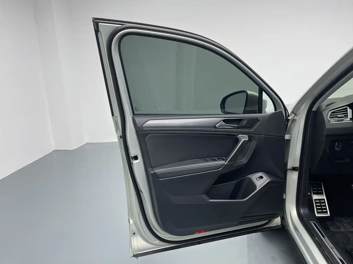 Volkswagen Tiguan L 2021 330TSI Automatic 2WD R-Line Premium фото 5