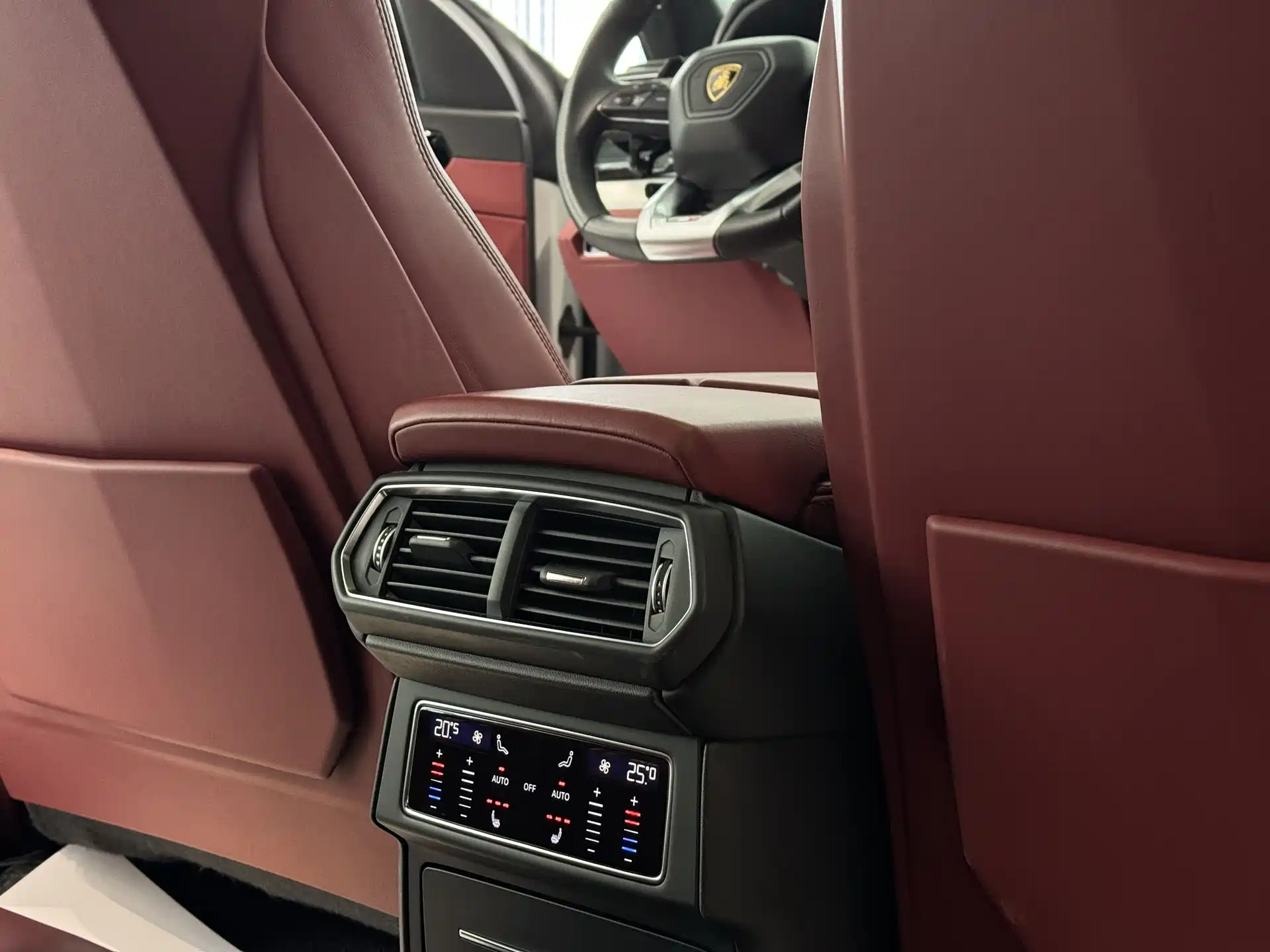 Фото 16 - Lamborghini Urus