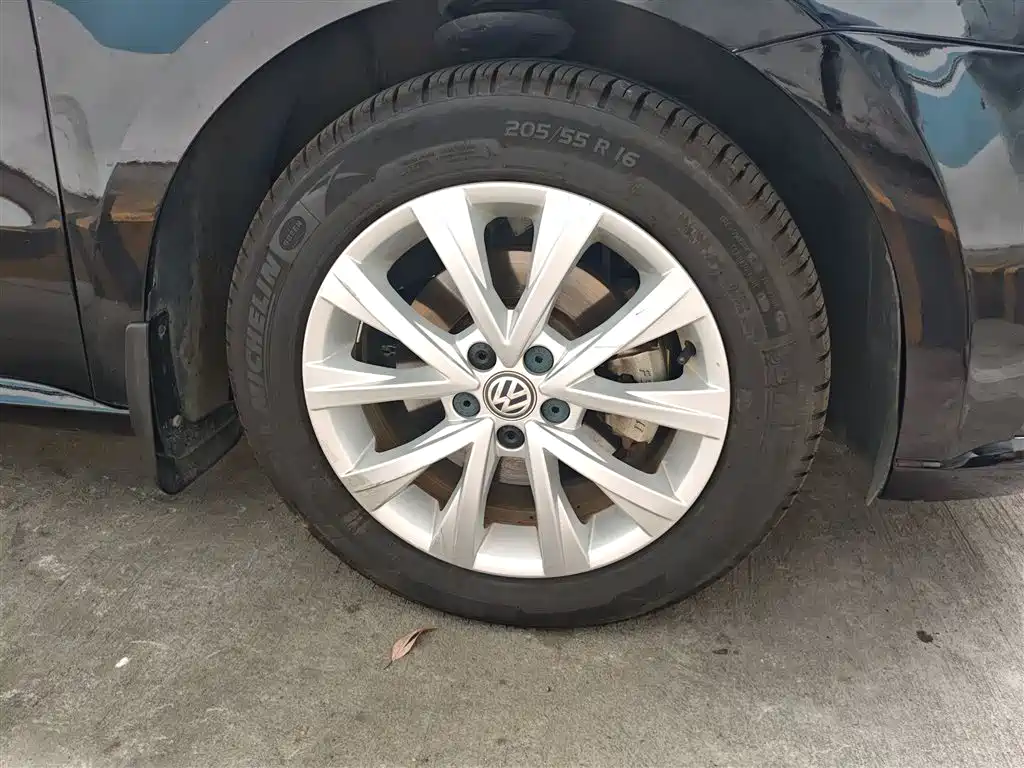Volkswagen Lavida 2015 1.6L Automatic Comfort Edition фото 23