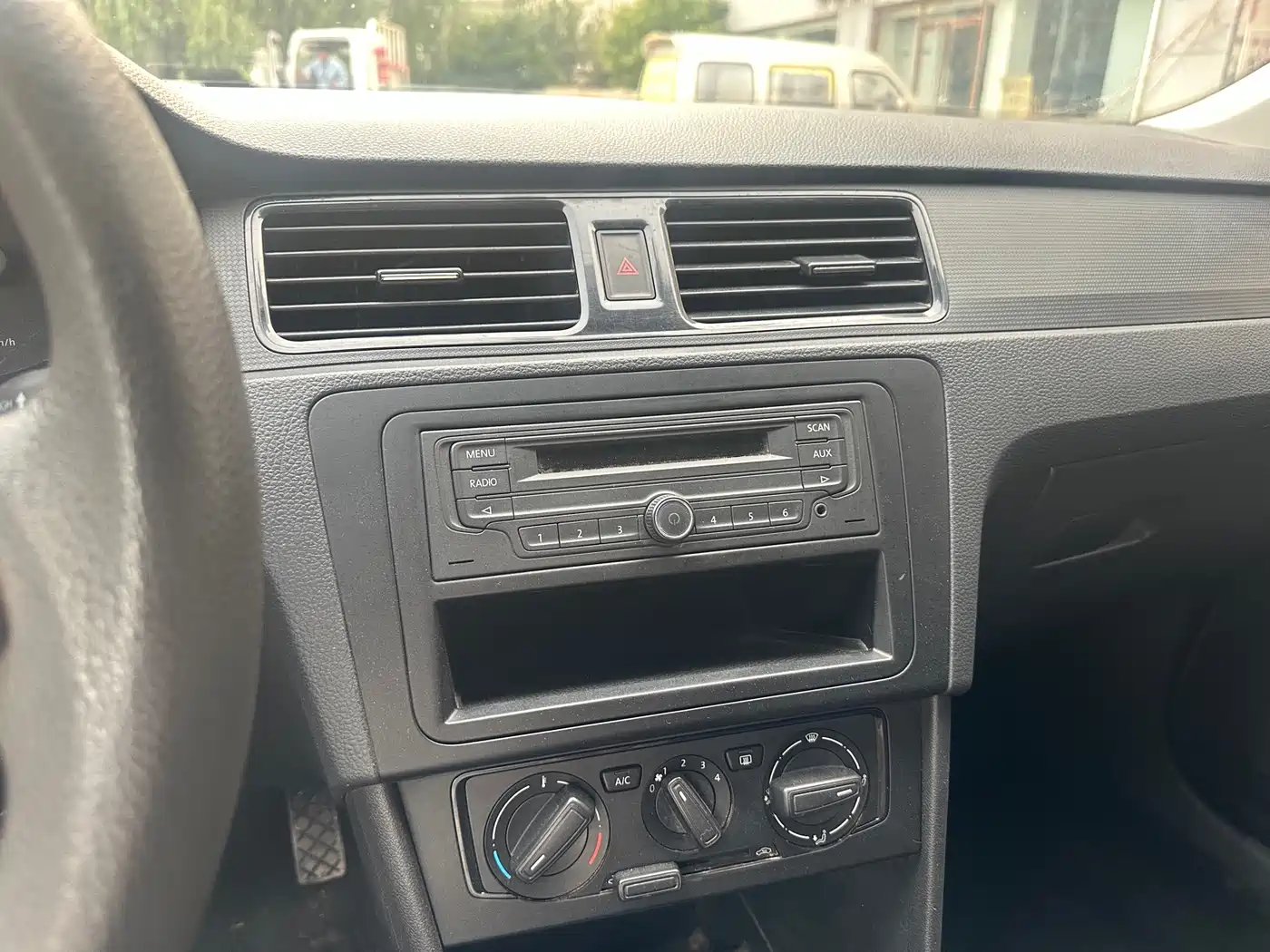 Volkswagen Santana 2015 1.6L Manual Trend Edition фото 12