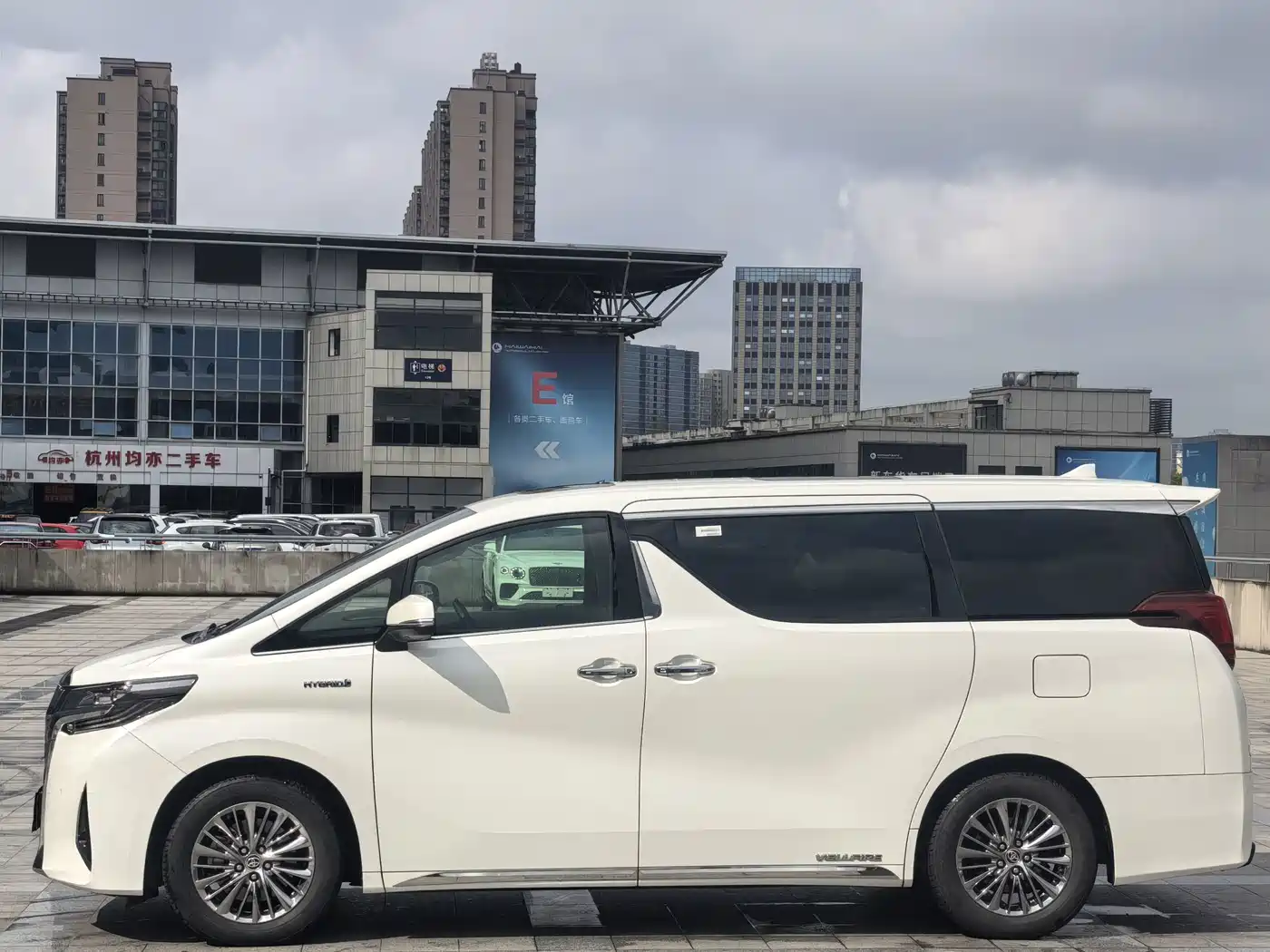 Photo 3 - Toyota Alphard