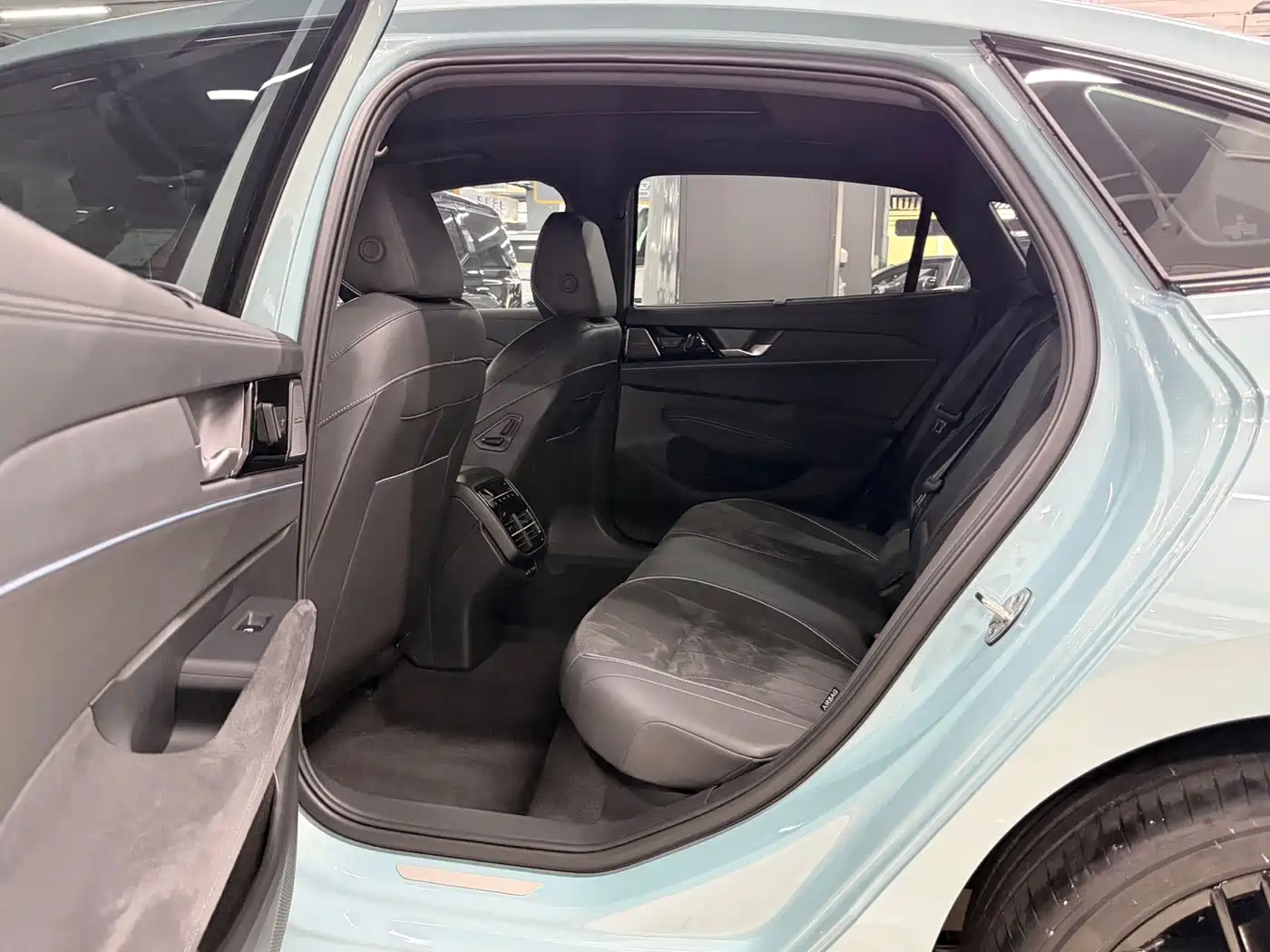Volkswagen Passat 2025 Model Pro 380TSI Starlight Dragon Premium Edition фото 11