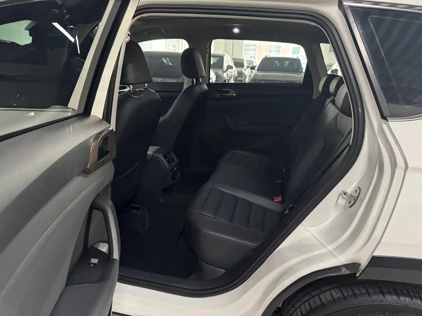 Volkswagen Tharu 2022 280TSI FWD Luxury Edition фото 3