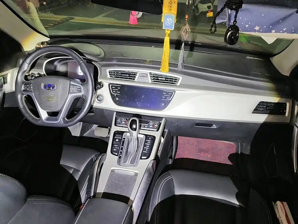 Photo 11 - Geely Atlas