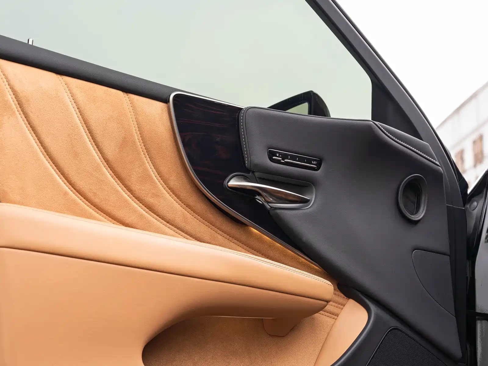 Фото 21 - Lexus LS
