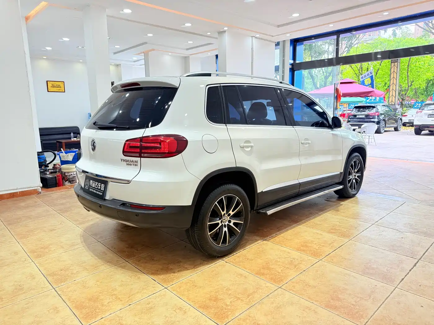 VOLKSWAGEN TIGUAN