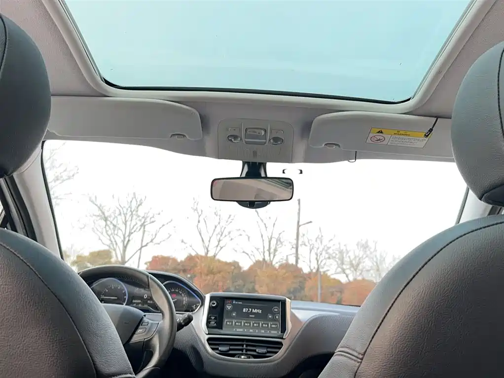 Peugeot 2008 2014 1.6L Automatic Navigation Edition фото 9