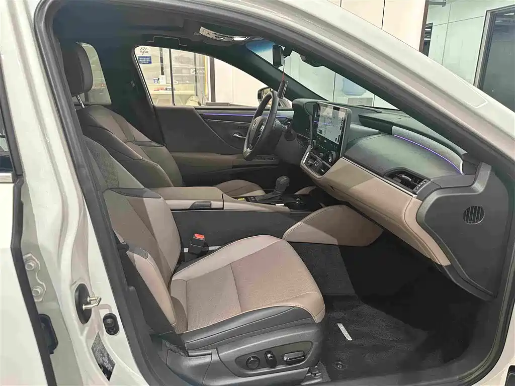 Lexus ES 2026 2025 200 Ultimate Edition