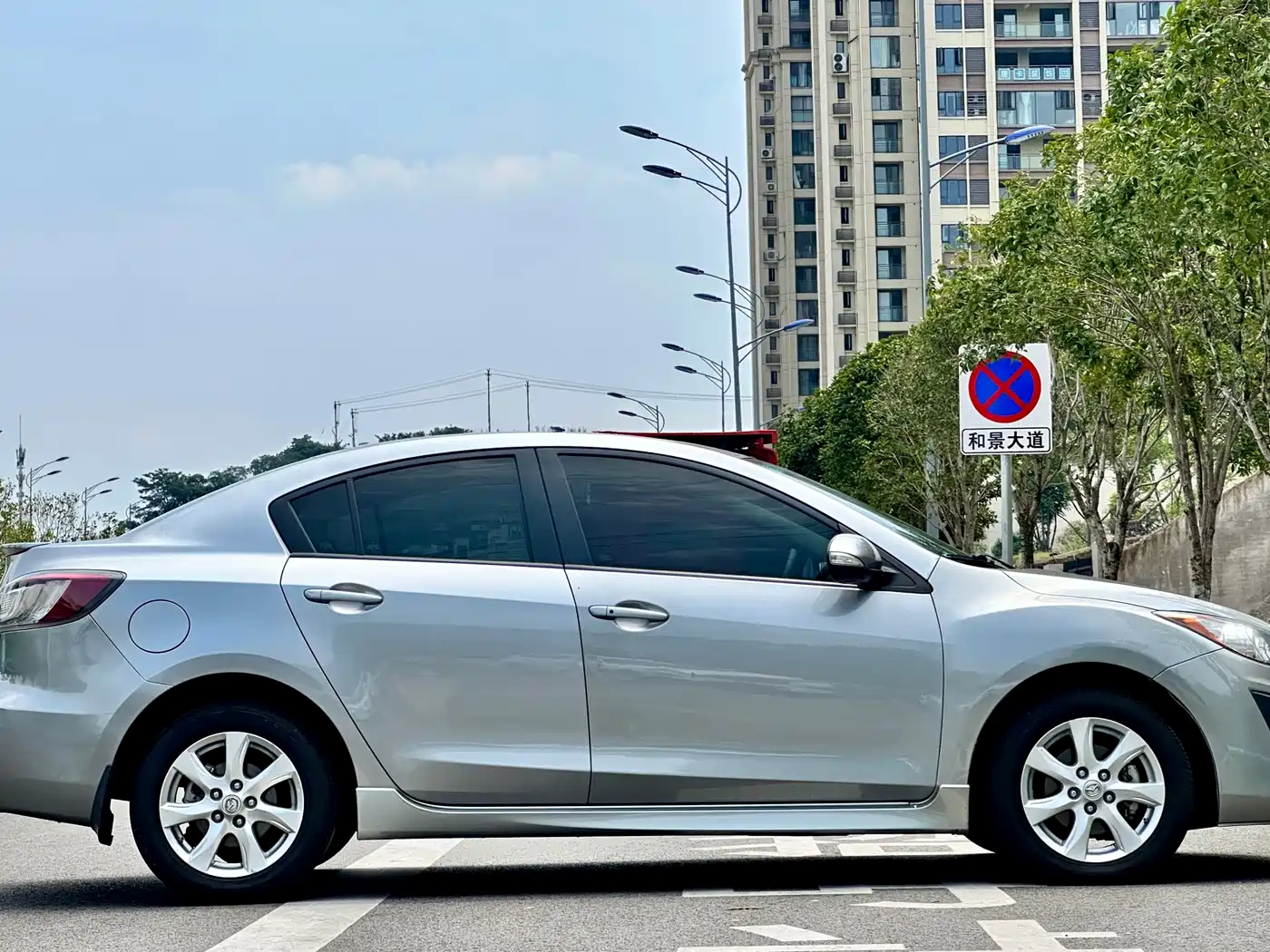 Mazda Mazda3 Axela 2013 2011 Sedan 2.0L Automatic Luxury