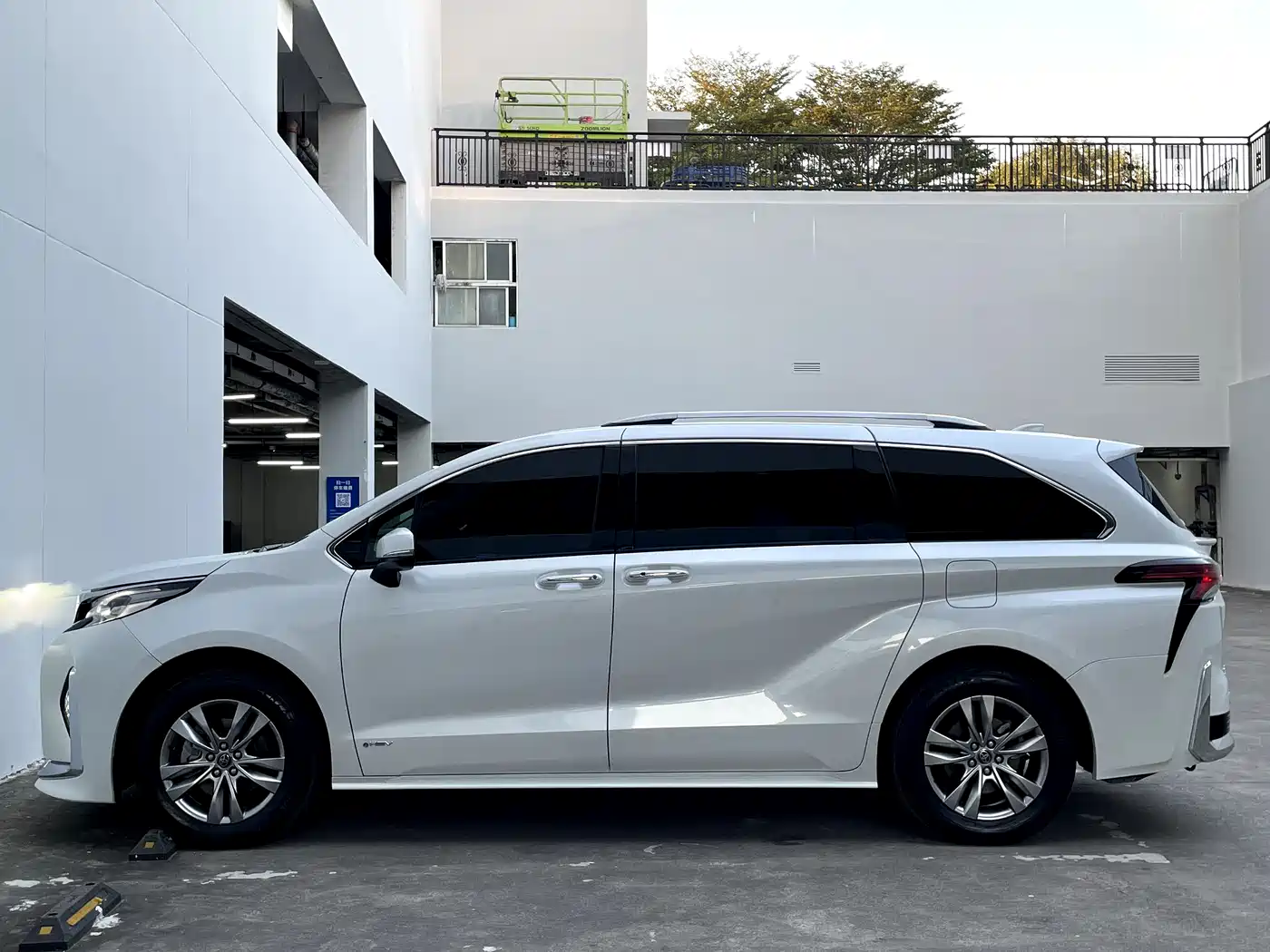 Toyota Sienna 2024 2.5L Hybrid Comfort Edition фото 32