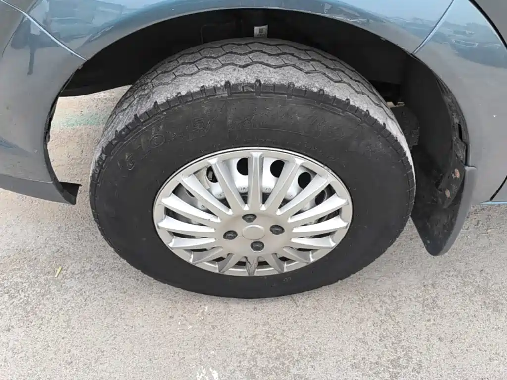 Dongfeng Yufeng Yufeng 2024 2023 V9+ 2.3T Manual FWD Van Short Wheelbase Medium Roof 3 Seater