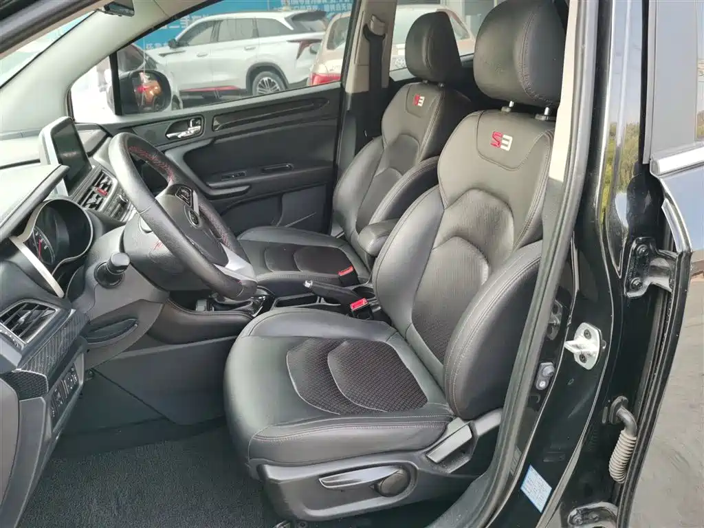 JAC Motors Refine S3 2017 2017 1.6L CVT Luxury Smart