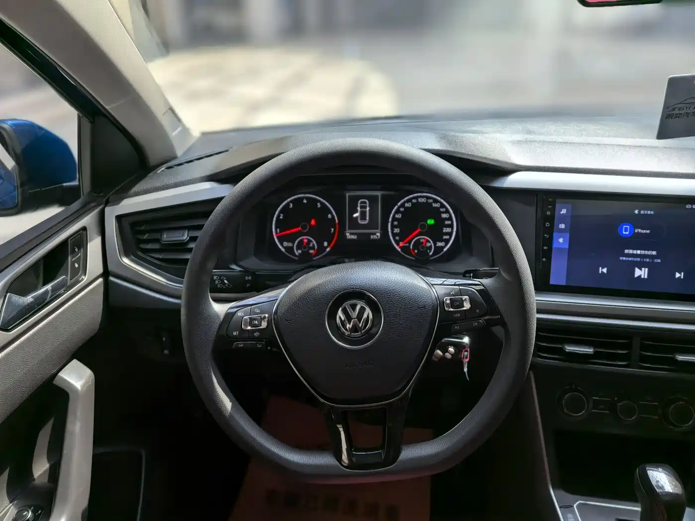 VOLKSWAGEN POLO
