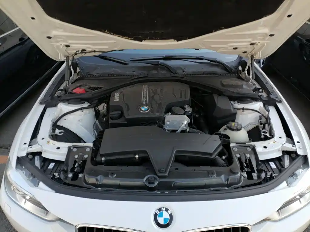 Photo 20 - BMW 3 Series