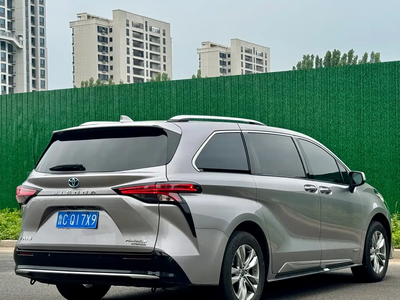 Toyota Sienna 2021 2.5L Hybrid Platinum Edition фото 4