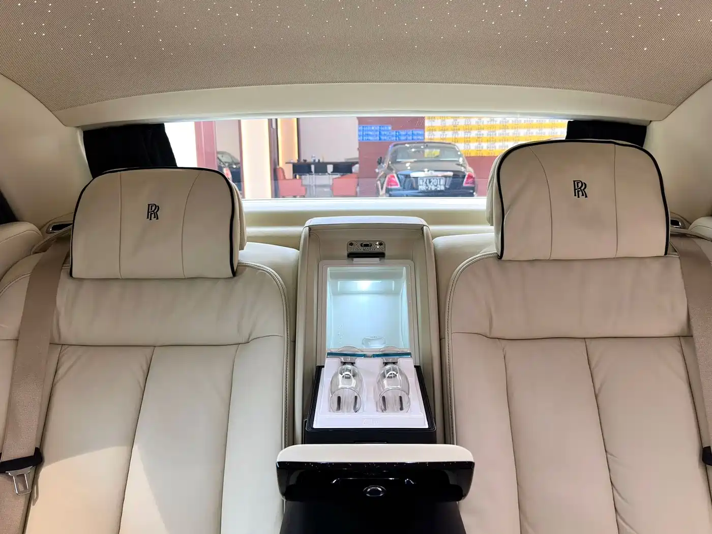 Rolls-Royce Phantom 2018 6.7T Long Wheelbase Version фото 16