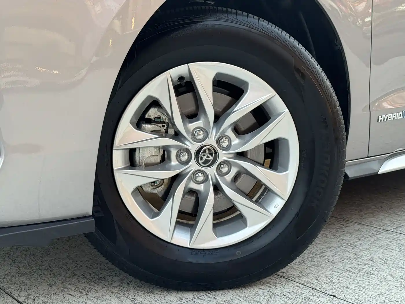 Toyota Granvia 2023 2.5L Hybrid Comfort Edition фото 8