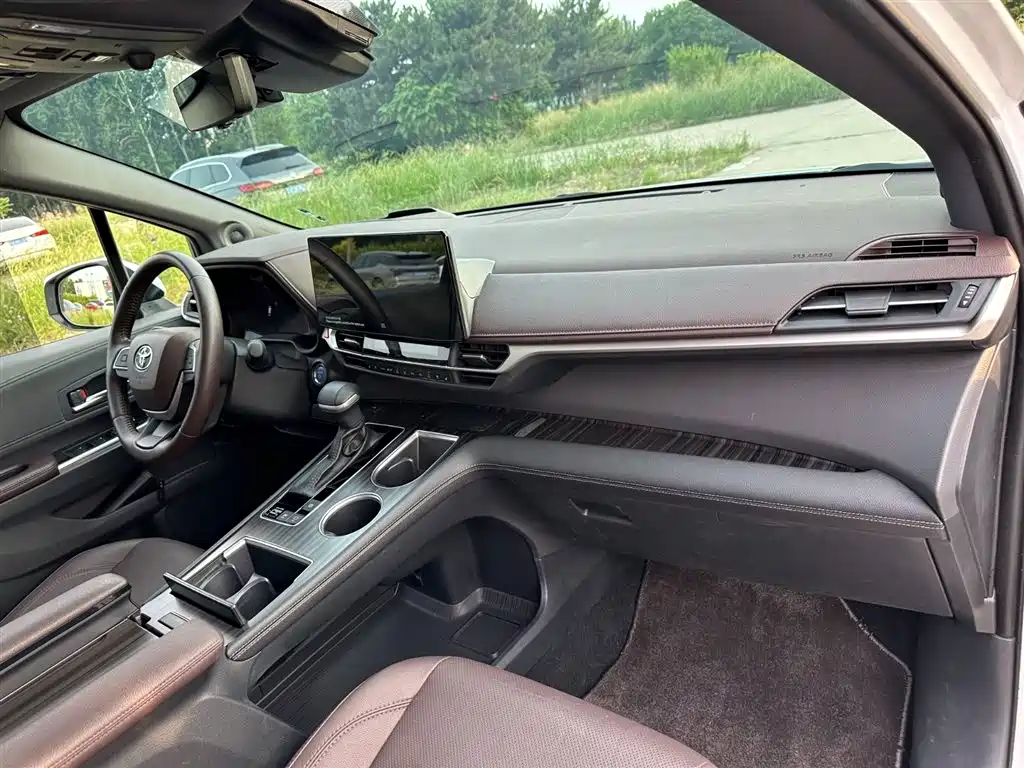 Toyota Sienna 2023 2.5L Hybrid Platinum Edition фото 18