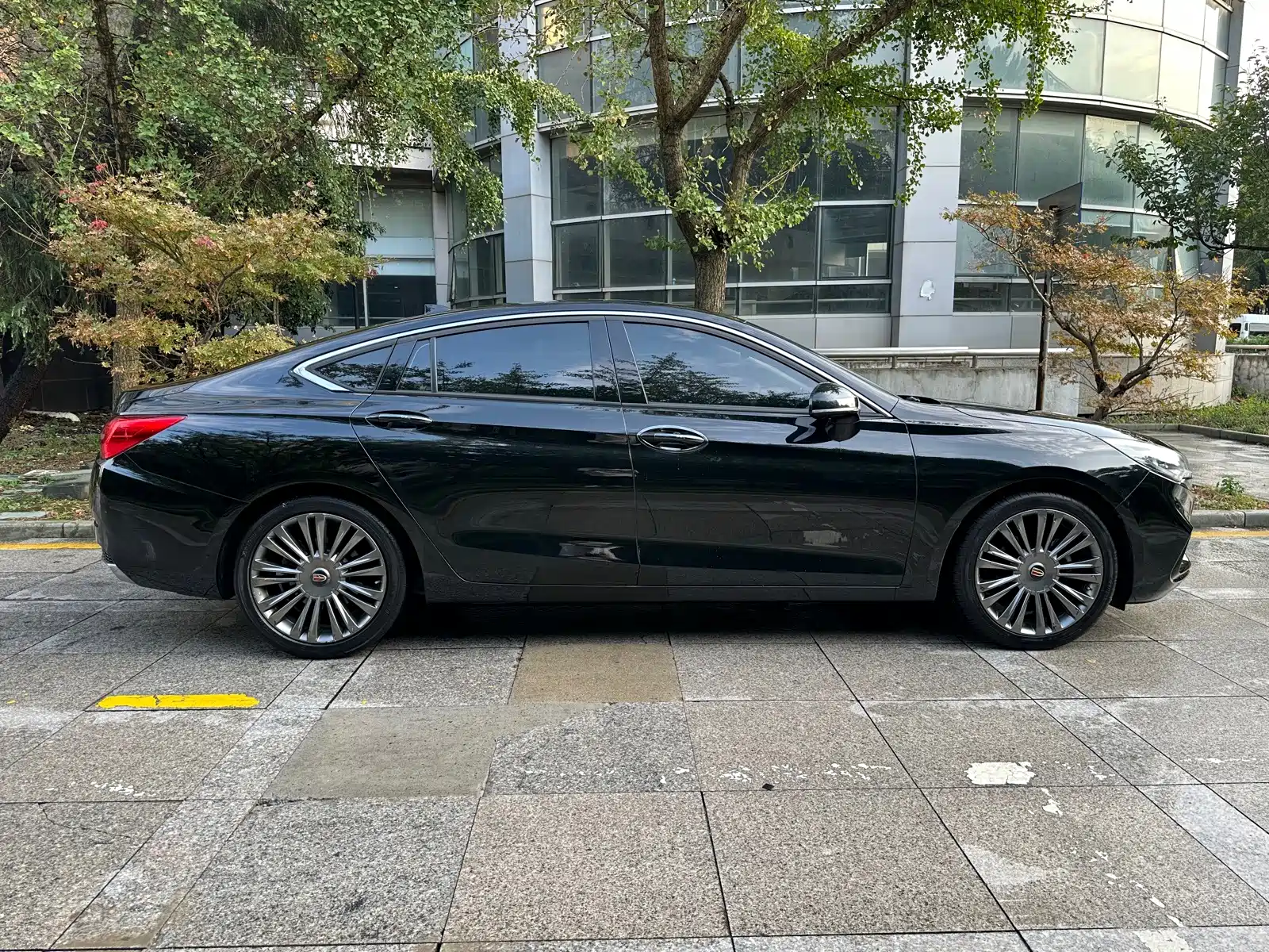 Фото 9 - Hongqi H5