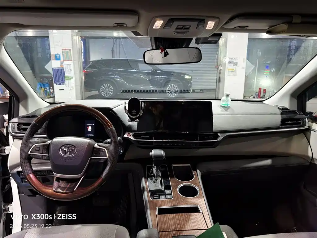 Toyota Granvia 2023 2.5L Hybrid Luxury Edition фото 3