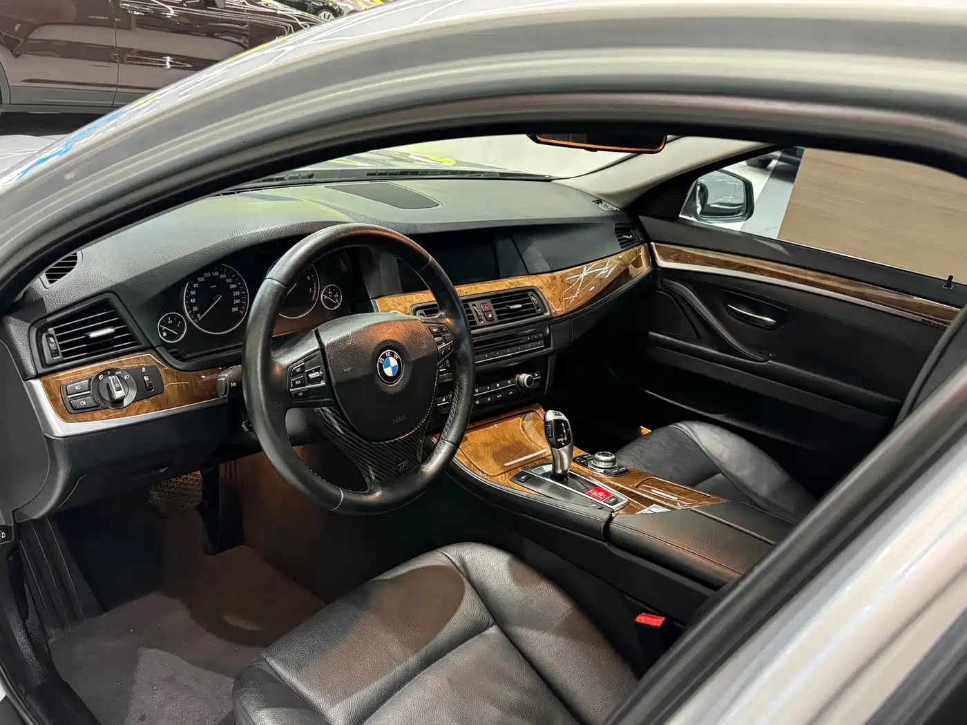BMW 5 Series 2011 528Li Luxury фото 5