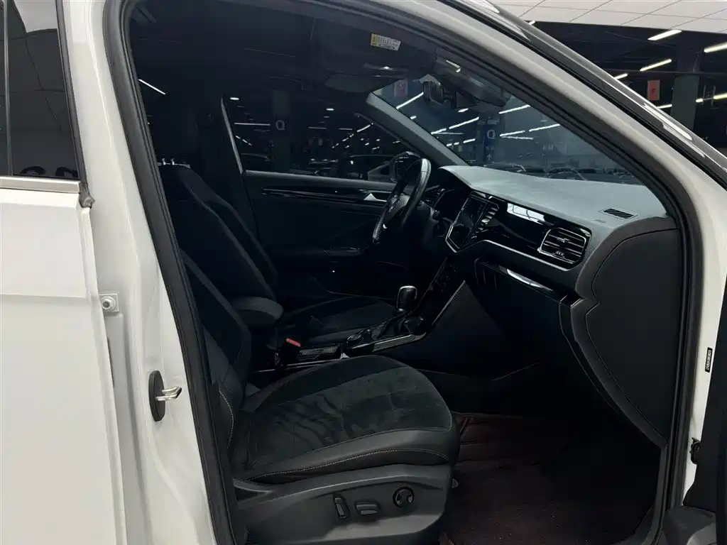 Фото 24 - Volkswagen T-ROC