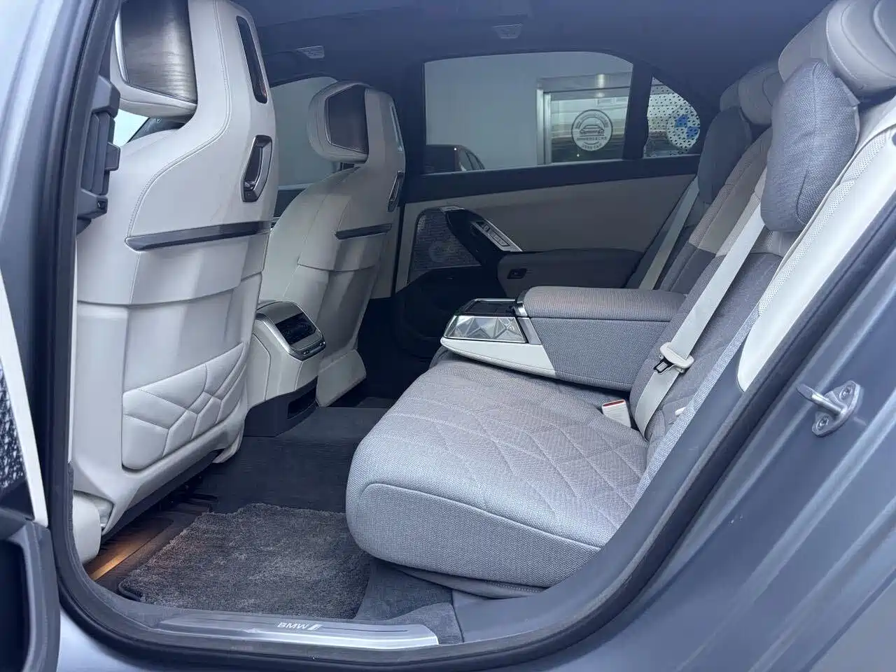 BMW i7 2023 xDrive60L Luxury Package фото 10
