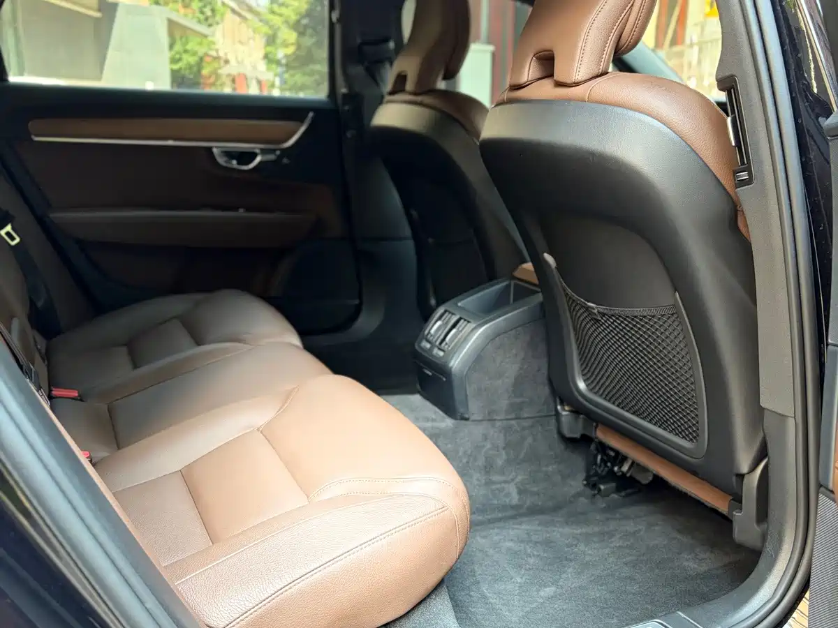 Photo 14 - Volvo S90