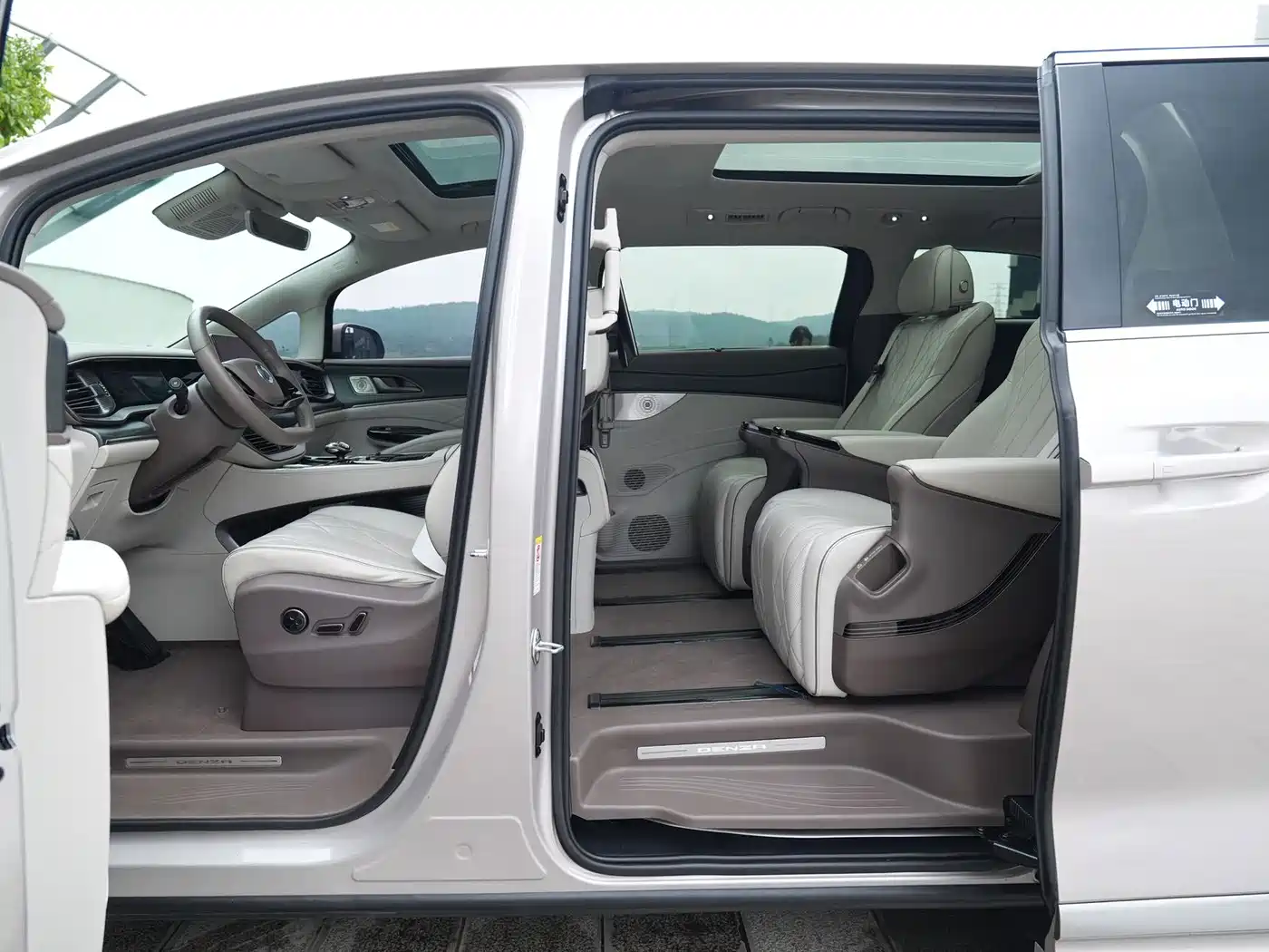 Denza D9 2023 2022 DM-i 970 AWD Flagship