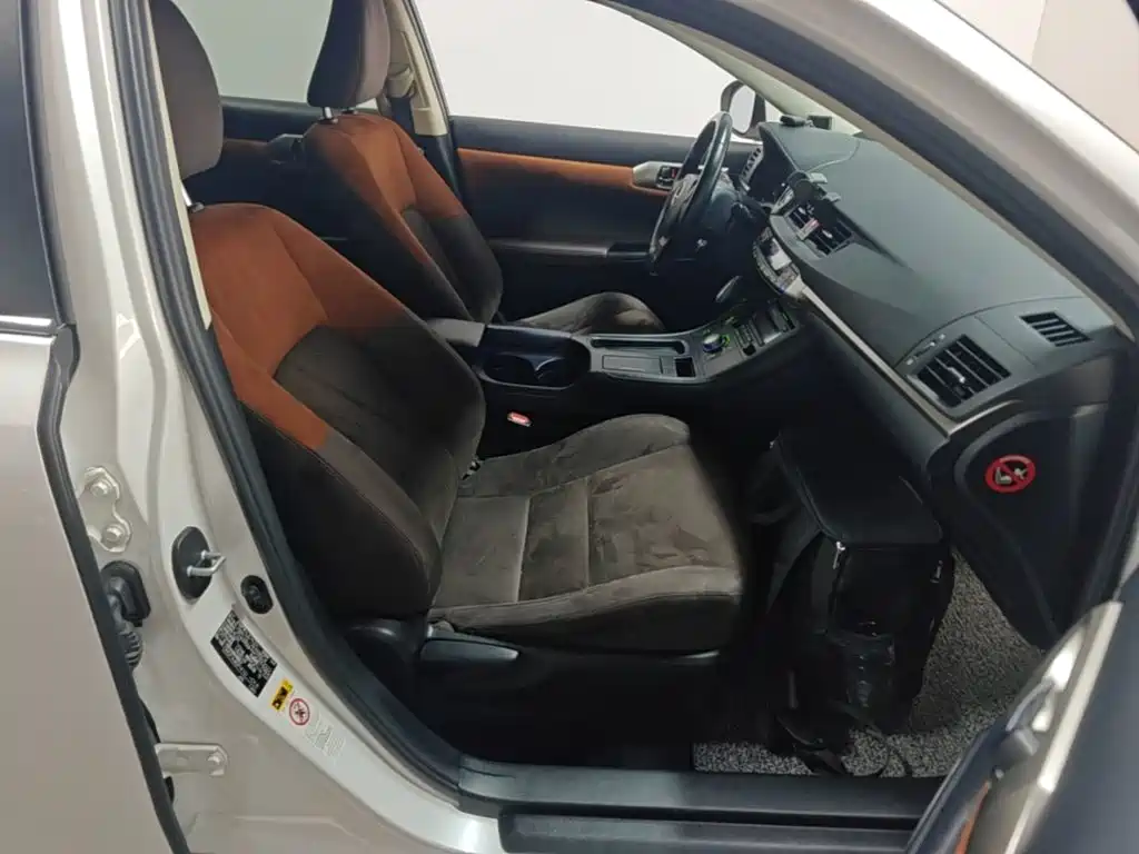 Фото 25 - Lexus CT