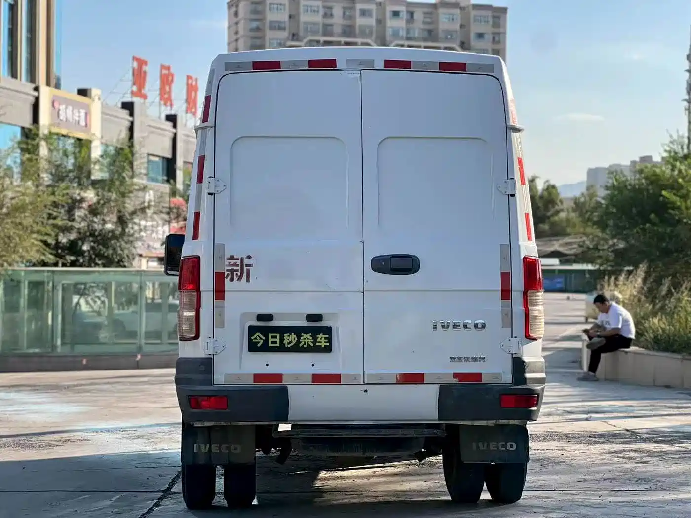 Iveco Daily 2021 2021 Model 2.8T V35 VAN Cargo Van 3 Seats Short Wheelbase Medium Roof Dual Tires Sliding Door