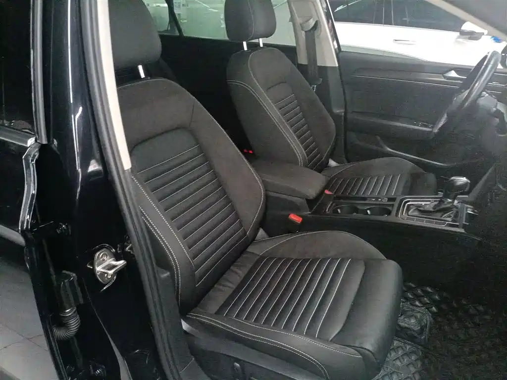 Volkswagen Magotan 2020 330TSI DSG Leading фото 4